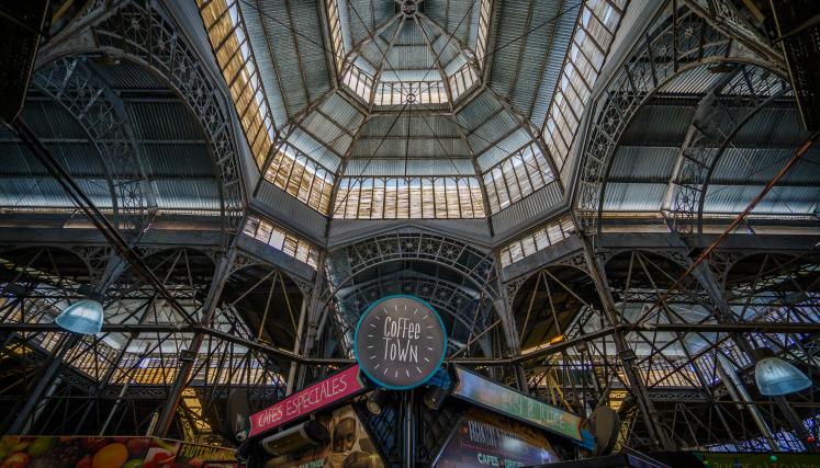 Estructura metálica y cubierta vidriada sobre los puestos del Mercado de San Telmo